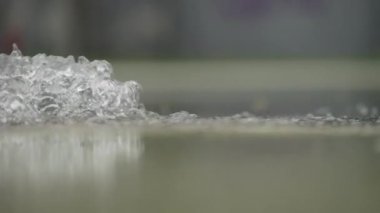 Yakın çekim, güçlü bir su akışına sahip bir yangın hortumunu yakalar, itfaiye aracının hassasiyetini ve gücünü vurgular.. 