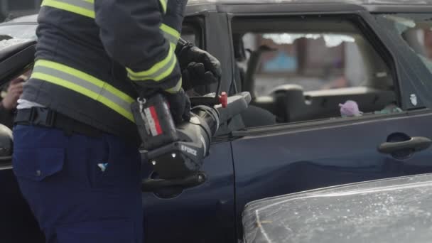 Egy Bátor Tűzoltó Speciális Eszközökkel Felszerelve Hősiesen Megmenti Autóbalesetben Rekedt — Stock videók