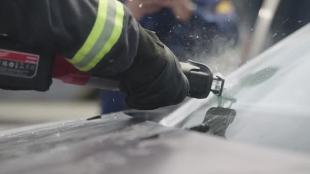 Ein Qualifiziertes Team Von Feuerwehrleuten Setzt Spezielle Werkzeuge Und Schnelle — Stockvideo