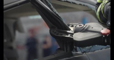 Özel aletlerle donatılmış cesur bir itfaiyeci, bir araba kazasında sıkışan insanları kahramanca kurtarır. Hayati tehlikesi olan bir acil durum karşısında dikkat çekici bir hassasiyet ve cesaret gösterir.