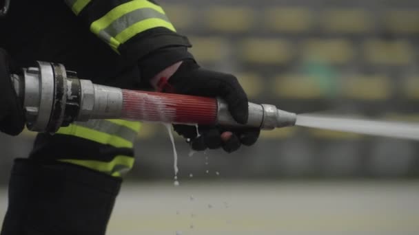 Yakın Çekim Güçlü Bir Akışına Sahip Bir Yangın Hortumunu Yakalar — Stok video