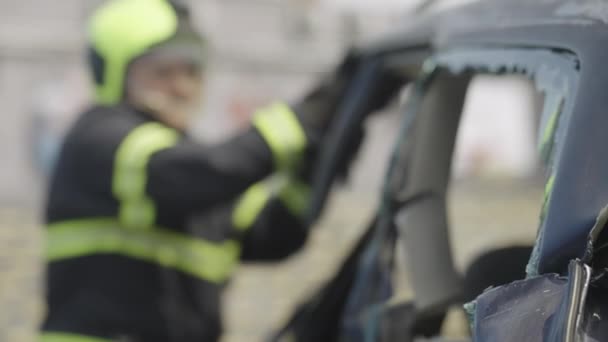 Modig Brandman Utrustad Med Specialiserade Verktyg Räddar Hjältemodigt Människor Fångade — Stockvideo