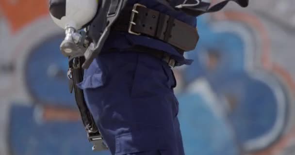 Une Équipe Pompiers Prépare Rapidement Des Tuyaux Eau Démontrant Leur — Video