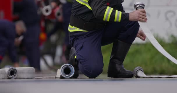 Μια Ειδική Ομάδα Πυροσβεστών Αρπάζει Σωλήνες Από Ένα Πυροσβεστικό Όχημα — Αρχείο Βίντεο