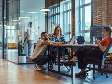 Çeşitli iş adamlarından oluşan bir grup modern bir ortak çalışma merkezinde bir araya gelerek, işbirlikçi yenilikler ve dinamik bir atmosfer oluşturur.. 
