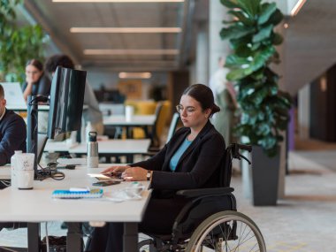 Modern bir girişim ofisinde, çeşitli genç profesyonellerden oluşan bir grup, nişanlı meslektaşları tarafından çevrelenmiş çeşitli iş sorunları ve zorluklarla işbirliği içinde mücadele ederek yenilikleri teşvik ediyor ve