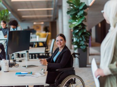 Modern bir girişim ofisinde, çeşitli genç profesyonellerden oluşan bir grup, nişanlı meslektaşları tarafından çevrelenmiş çeşitli iş sorunları ve zorluklarla işbirliği içinde mücadele ederek yenilikleri teşvik ediyor ve