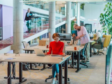 Modern bir girişim ofisinde, çeşitli genç profesyonellerden oluşan bir grup, nişanlı meslektaşları tarafından çevrelenmiş çeşitli iş sorunları ve zorluklarla işbirliği içinde mücadele ederek yenilikleri teşvik ediyor ve