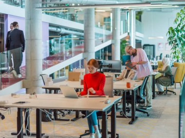 Modern bir girişim ofisinde, çeşitli genç profesyonellerden oluşan bir grup, nişanlı meslektaşları tarafından çevrelenmiş çeşitli iş sorunları ve zorluklarla işbirliği içinde mücadele ederek yenilikleri teşvik ediyor ve
