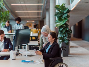 Modern bir girişim ofisinde, çeşitli genç profesyonellerden oluşan bir grup, nişanlı meslektaşları tarafından çevrelenmiş çeşitli iş sorunları ve zorluklarla işbirliği içinde mücadele ederek yenilikleri teşvik ediyor ve