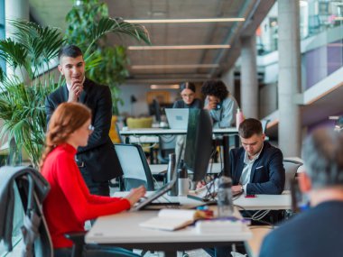Modern bir girişim ofisinde, çeşitli genç profesyonellerden oluşan bir grup, nişanlı meslektaşları tarafından çevrelenmiş çeşitli iş sorunları ve zorluklarla işbirliği içinde mücadele ederek yenilikleri teşvik ediyor ve