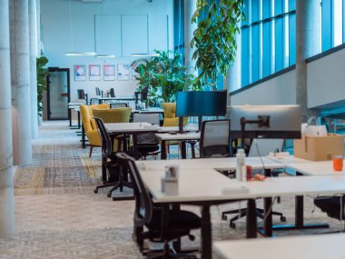 Boş modern cam girişim ofisi. Uzay, girişimci girişimlerin potansiyeli ile doldurulmaya hazır, parlak ve yenilikçi bir atmosfer yayıyor.. 