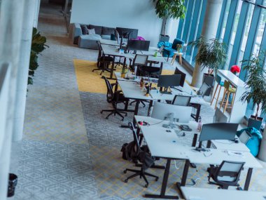 Boş modern cam girişim ofisi. Uzay, girişimci girişimlerin potansiyeli ile doldurulmaya hazır, parlak ve yenilikçi bir atmosfer yayıyor.. 