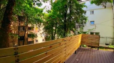 Uçan İHA 'lar şehir binalarının üzerinde, ağaçların tepesinde ve kalabalık caddelerde trafik varken çekim yaptı. Sinematik kurgu çekimi. 