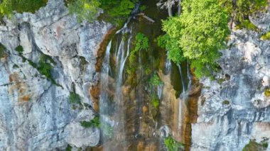 Yeşil ormanda güzel bir şelale, üst manzara. Bosna-Hersek Şelalesi Skakavac 'ın gizli mücevherlerinden biri Avrupa' nın en yüksek ve en güzel şelalesidir..