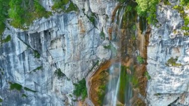 Yeşil ormanda güzel bir şelale, üst manzara. Bosna-Hersek Şelalesi Skakavac 'ın gizli mücevherlerinden biri Avrupa' nın en yüksek ve en güzel şelalesidir..