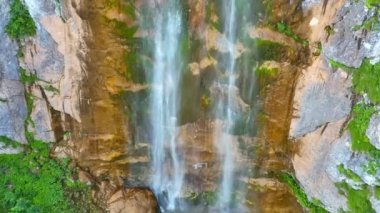 Yeşil ormanda güzel bir şelale, üst manzara. Bosna-Hersek Şelalesi Skakavac 'ın gizli mücevherlerinden biri Avrupa' nın en yüksek ve en güzel şelalesidir..