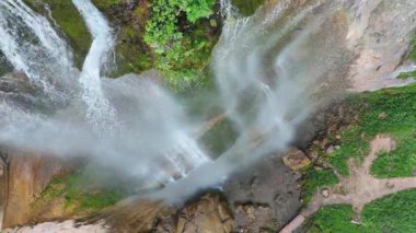 Yeşil ormanda güzel bir şelale, üst manzara. Bosna-Hersek Şelalesi Skakavac 'ın gizli mücevherlerinden biri Avrupa' nın en yüksek ve en güzel şelalesidir..