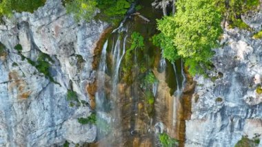 Yeşil ormanda güzel bir şelale, üst manzara. Bosna-Hersek Şelalesi Skakavac 'ın gizli mücevherlerinden biri Avrupa' nın en yüksek ve en güzel şelalesidir..