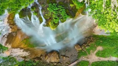 Yeşil ormanda güzel bir şelale, üst manzara. Bosna-Hersek Şelalesi Skakavac 'ın gizli mücevherlerinden biri Avrupa' nın en yüksek ve en güzel şelalesidir..