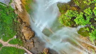 Yeşil ormanda güzel bir şelale, üst manzara. Bosna-Hersek Şelalesi Skakavac 'ın gizli mücevherlerinden biri Avrupa' nın en yüksek ve en güzel şelalesidir..