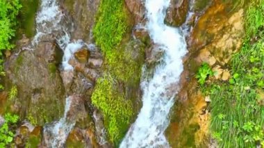 Yeşil ormanda güzel bir şelale, üst manzara. Bosna-Hersek Şelalesi Skakavac 'ın gizli mücevherlerinden biri Avrupa' nın en yüksek ve en güzel şelalesidir..