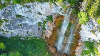 Yeşil ormanda güzel bir şelale, üst manzara. Bosna-Hersek Şelalesi Skakavac 'ın gizli mücevherlerinden biri Avrupa' nın en yüksek ve en güzel şelalesidir..