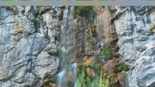 緑の森の美しい滝 トップビュー ボスニアとヘルツェゴビナの滝スカカバックの隠された宝石の一つ ヨーロッパで最高かつ最も美しい滝 — ストック動画