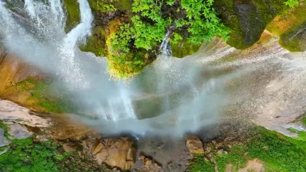 Красивый Водопад Зеленом Лесу Вид Сверху Одна Скрытых Жемчужин Боснии — стоковое видео