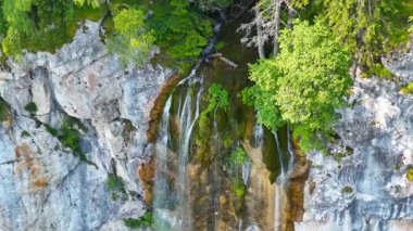 Yeşil ormanda güzel bir şelale, üst manzara. Bosna-Hersek Şelalesi Skakavac 'ın gizli mücevherlerinden biri Avrupa' nın en yüksek ve en güzel şelalesidir..