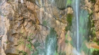 Yeşil ormanda güzel bir şelale, üst manzara. Bosna-Hersek Şelalesi Skakavac 'ın gizli mücevherlerinden biri Avrupa' nın en yüksek ve en güzel şelalesidir..