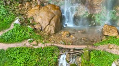 Yeşil ormanda güzel bir şelale, üst manzara. Bosna-Hersek Şelalesi Skakavac 'ın gizli mücevherlerinden biri Avrupa' nın en yüksek ve en güzel şelalesidir..