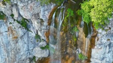 Yeşil ormanda güzel bir şelale, üst manzara. Bosna-Hersek Şelalesi Skakavac 'ın gizli mücevherlerinden biri Avrupa' nın en yüksek ve en güzel şelalesidir..