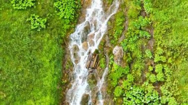 Yeşil ormanda güzel bir şelale, üst manzara. Bosna-Hersek Şelalesi Skakavac 'ın gizli mücevherlerinden biri Avrupa' nın en yüksek ve en güzel şelalesidir..