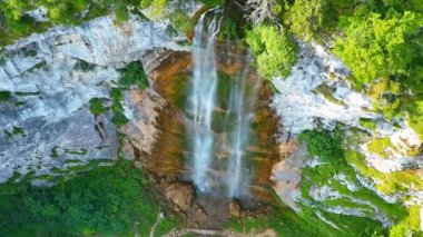 Yeşil ormanda güzel bir şelale, üst manzara. Bosna-Hersek Şelalesi Skakavac 'ın gizli mücevherlerinden biri Avrupa' nın en yüksek ve en güzel şelalesidir..