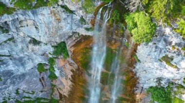 Yeşil ormanda güzel bir şelale, üst manzara. Bosna-Hersek Şelalesi Skakavac 'ın gizli mücevherlerinden biri Avrupa' nın en yüksek ve en güzel şelalesidir..