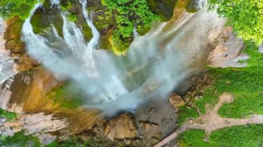 Yeşil ormanda güzel bir şelale, üst manzara. Bosna-Hersek Şelalesi Skakavac 'ın gizli mücevherlerinden biri Avrupa' nın en yüksek ve en güzel şelalesidir..