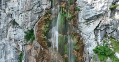 Yeşil ormanda güzel bir şelale, üst manzara. Bosna-Hersek Şelalesi Skakavac 'ın gizli mücevherlerinden biri Avrupa' nın en yüksek ve en güzel şelalesidir..