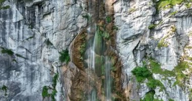 Yeşil ormanda güzel bir şelale, üst manzara. Bosna-Hersek Şelalesi Skakavac 'ın gizli mücevherlerinden biri Avrupa' nın en yüksek ve en güzel şelalesidir..