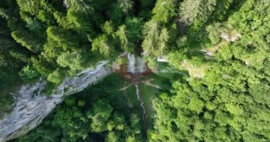 Yeşil ormanda güzel bir şelale, üst manzara. Bosna-Hersek Şelalesi Skakavac 'ın gizli mücevherlerinden biri Avrupa' nın en yüksek ve en güzel şelalesidir..