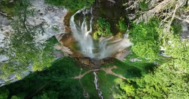 Prachtige Waterval Groen Bos Bovenaanzicht Een Van Verborgen Pareltjes Van — Stockvideo