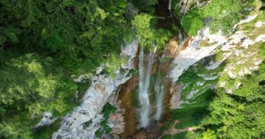 Yeşil ormanda güzel bir şelale, üst manzara. Bosna-Hersek Şelalesi Skakavac 'ın gizli mücevherlerinden biri Avrupa' nın en yüksek ve en güzel şelalesidir..