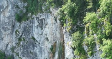 Yeşil ormanda güzel bir şelale, üst manzara. Bosna-Hersek Şelalesi Skakavac 'ın gizli mücevherlerinden biri Avrupa' nın en yüksek ve en güzel şelalesidir..