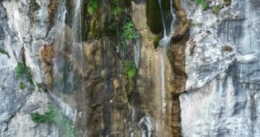 Yeşil ormanda güzel bir şelale, üst manzara. Bosna-Hersek Şelalesi Skakavac 'ın gizli mücevherlerinden biri Avrupa' nın en yüksek ve en güzel şelalesidir..