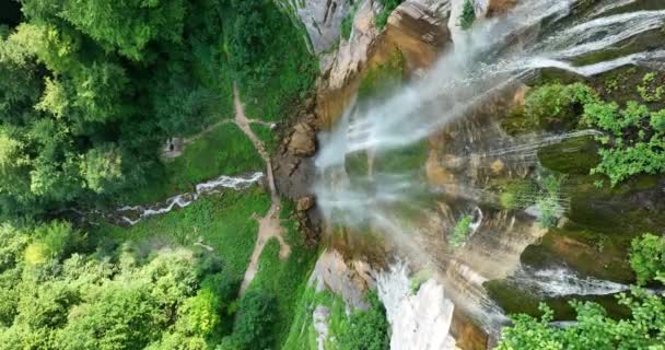 Yeşil Ormanda Güzel Bir Şelale Üst Manzara Bosna Hersek Şelalesi — Stok video