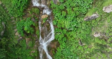 Yeşil ormanda güzel bir şelale, üst manzara. Bosna-Hersek Şelalesi Skakavac 'ın gizli mücevherlerinden biri Avrupa' nın en yüksek ve en güzel şelalesidir..