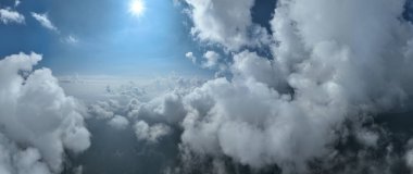 Sisli bir gündoğumu sabahında bulutların üzerinde insansız hava aracı uçuşu. Güneşli bir yaz gününde bulutların arasından uç soyut doğal hava desenleri. 