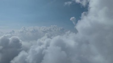 Sisli bir gündoğumu sabahında bulutların üzerinde insansız hava aracı uçuşu. Güneşli bir yaz gününde bulutların arasından uç soyut doğal hava desenleri. 
