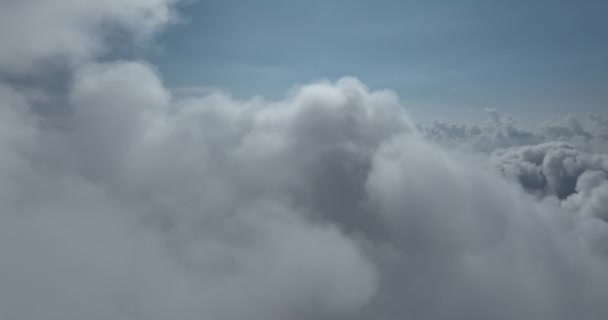 Drone Πτήση Πάνω Από Σύννεφα Κατά Διάρκεια Μια Ομιχλώδη Αυγή — Αρχείο Βίντεο