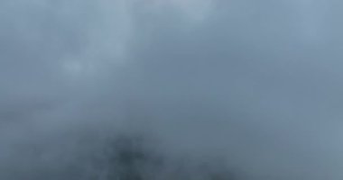 Sisli bir gündoğumu sabahında bulutların üzerinde insansız hava aracı uçuşu. Güneşli bir yaz gününde bulutların arasından uç soyut doğal hava desenleri. 